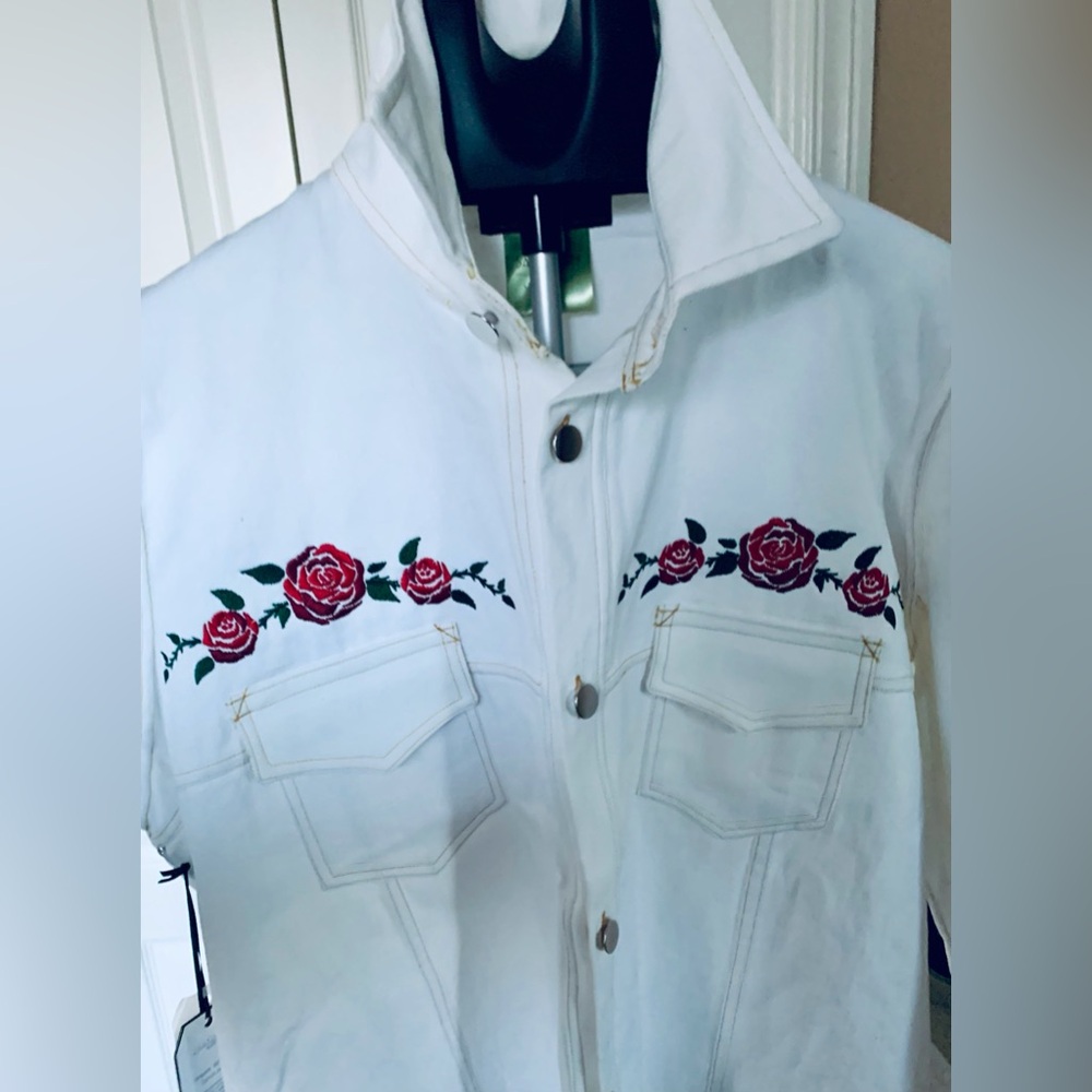 Jean Jacket NWT by Justine Woods Embroidered Red Rose pattern 🇨🇦
